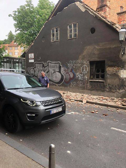 Urušio se dio krova zgrade u Palmotićevoj, službe na terenu