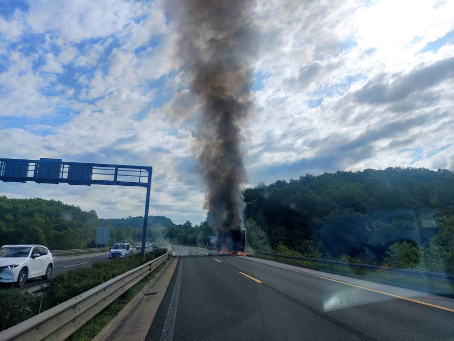VIDEO Buktinja na autocesti A1: Gori prikolica šlepera, prekinut promet, ogromna je kolona