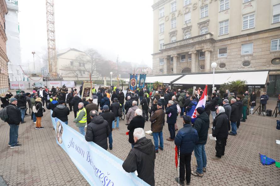 Molitelji od ranih jutarnjih sati kle?e na Trgu bana Josipa Jela?i?a, do?ekao ih je kontraprosvjed