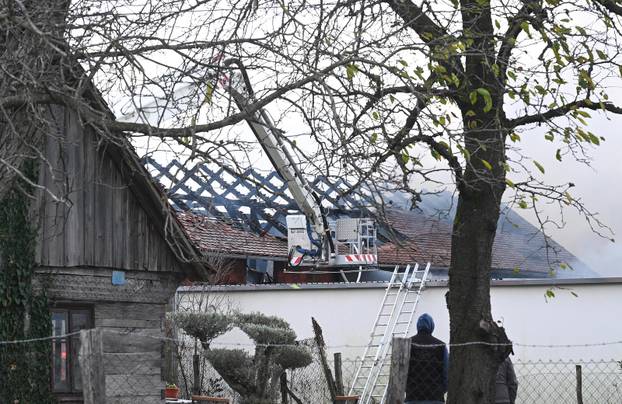 Zagreb: U skladištu guma u Zagrebačkoj ulici u Sesvetama izbio je požar