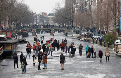 Zamrznuli se amsterdamski kanali: Ljudi se kližu i šetaju