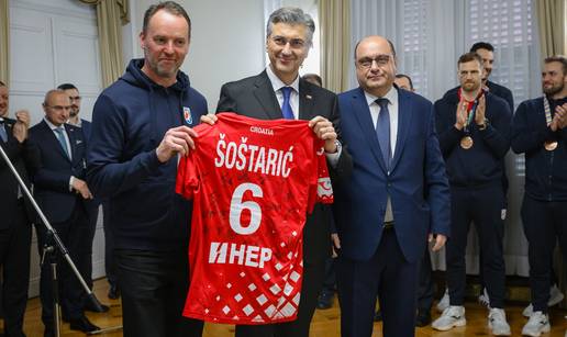 FOTO Plenkovi&cacute; dobio dres s potpisima rukometa&scaron;a: U&zcaron;ivajte danas. Uvijek razveselite narod
