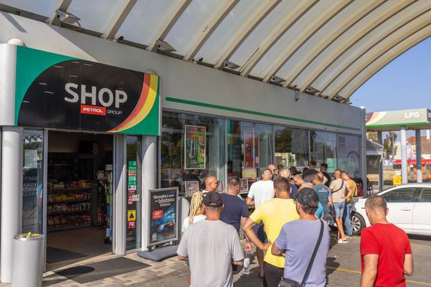 Osijek: Gužva za kupovinu ulaznica za utakmicu Hrvatske i Poljske u Ligi nacija