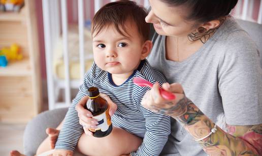 Uz ovaj trik ćete bebi dati sirup bez imalo plakanja i odbijanja