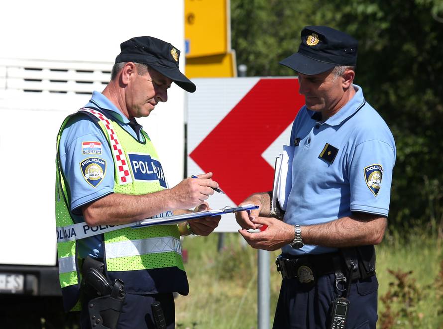 Autobus se zabio u prometni znak, vozača prevezli u bolnicu