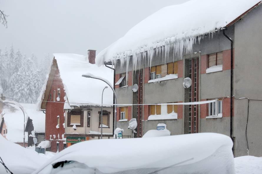 Zameteni u Delnicama: Nanosi snijega do balkona na 1. katu!