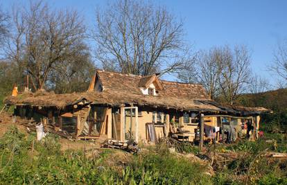 Slavonska hobit kuća: Izgradio je dom od blata, slame i vune 