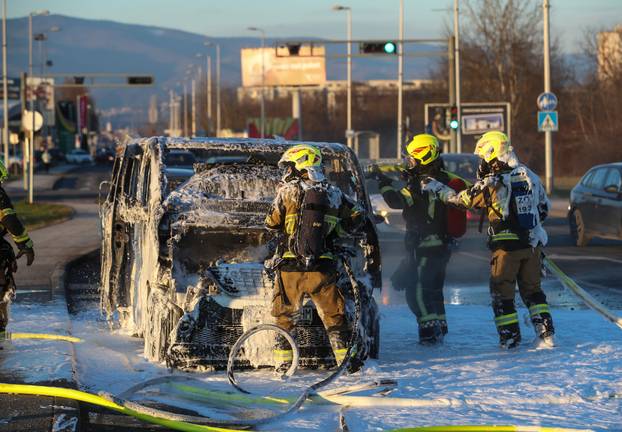 Zagreb: Požar kombi vozila na  Aveniji Većeslava Holjevca