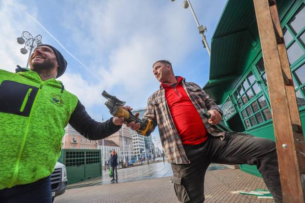 Zagreb: Postavljanje adventskih kućica na Trgu bana Josipa Jelačića