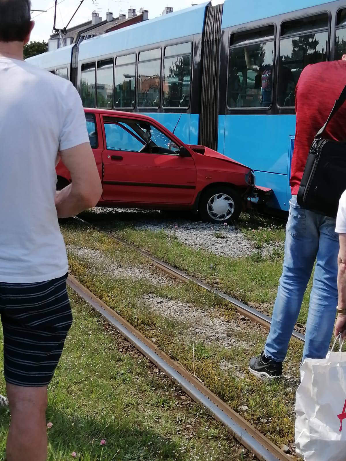 Na Jarunu se auto zaletio u tramvaj, zaustavljen promet...