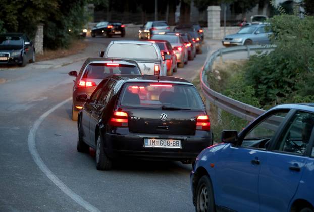 Kilometarske kolone na ulasku u Imotski gdje se održava koncert Bulića, Zečića i Thompsona