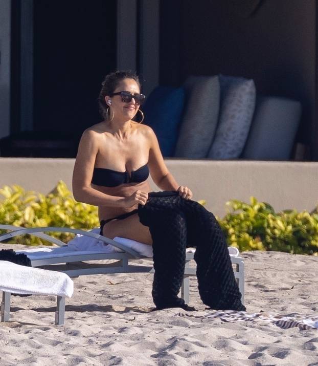 *PREMIUM-EXCLUSIVE* Jessica Alba enjoys a stylish beach day in Puerto Vallarta
**WEB EMBARGO UNTIL SATURDAY NOVEMBER 30, 2024 UNTIL 2:00 PM ET**