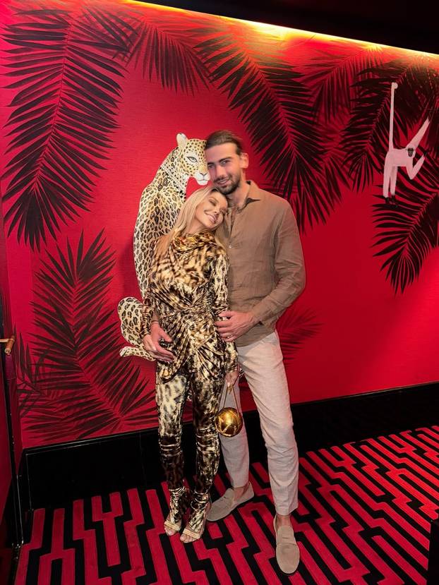 FOTO 'Leopardica' Maja Šuput ni na večeri se ne odvaja od Šiminog nježnog zagrljaja