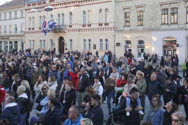 Građani Osijeka okupili se u čast pjevača Halida Bešlića