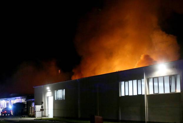 Zagreb: Oko 30 vatrogasaca bori se s požarom koji je buknuo na Žitnjaku
