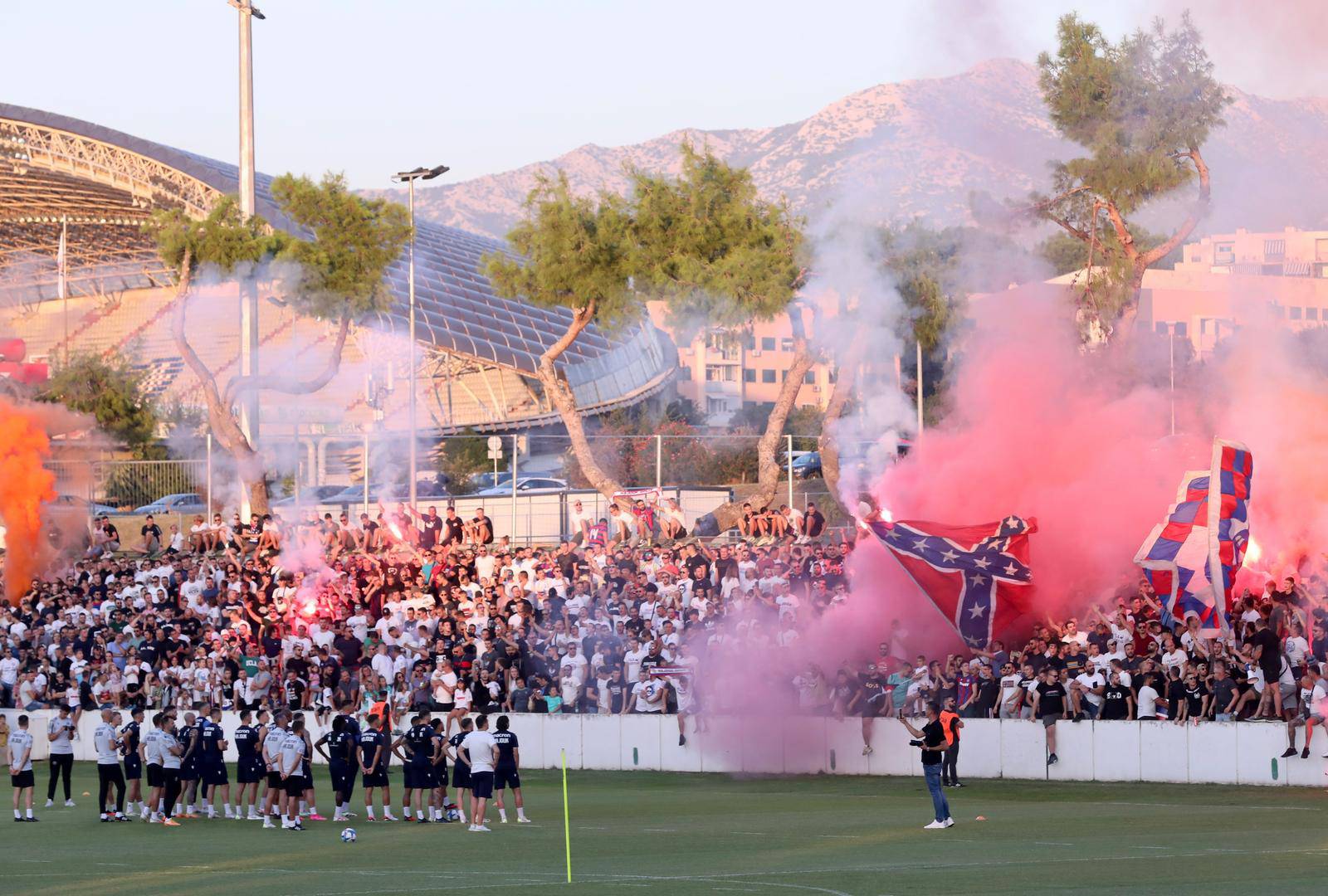 Split: Torcida dala podršku igračima Hajduka na treningu uoči derbija protiv Dinama