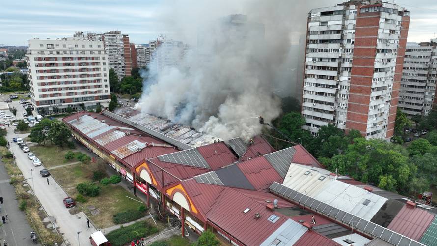 Beograd: Gašenje požara koji je jutros izbio u trgovačkom centru "Enjub"