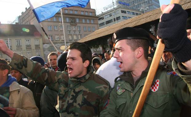 ARHIVA -  Tristotinjak osoba okupilo se na Jelačićevom trgu tijekom skupa podrške Gotovini