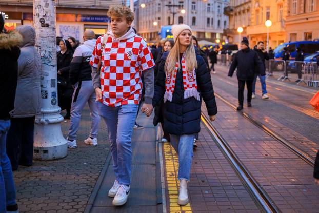Zagreb: Počelo okupljanje građana za svečani doček rukometnih reprezentativaca nakon osvojene bronce na Europskom prvenstvu