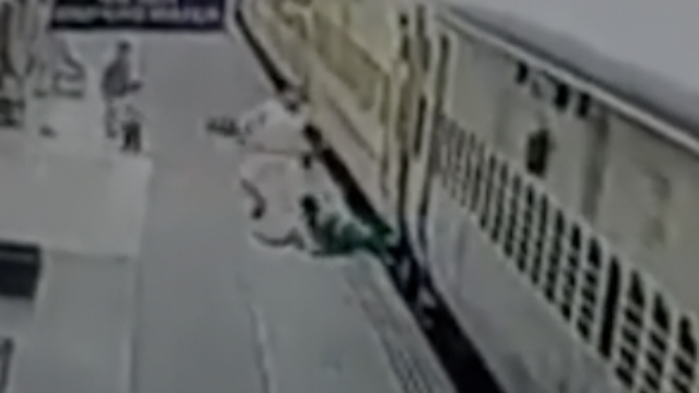 Indijka skakala iz vlaka jer je sjela u krivi pa skoro poginula: Prije toga je izbacila svoju djecu