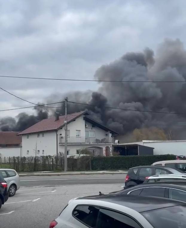 FOTO Strašne scene iz Sesveta: Požar u hali, diže se gusti dim