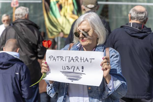 Osijek: Molitelji i protuprosvjednici okupili se ispred konkatedrale