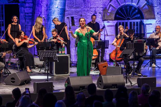 Vela Luka:  Koncert Nine Bardić i Acustic benda povodom manifestacije Trag u Beskraju