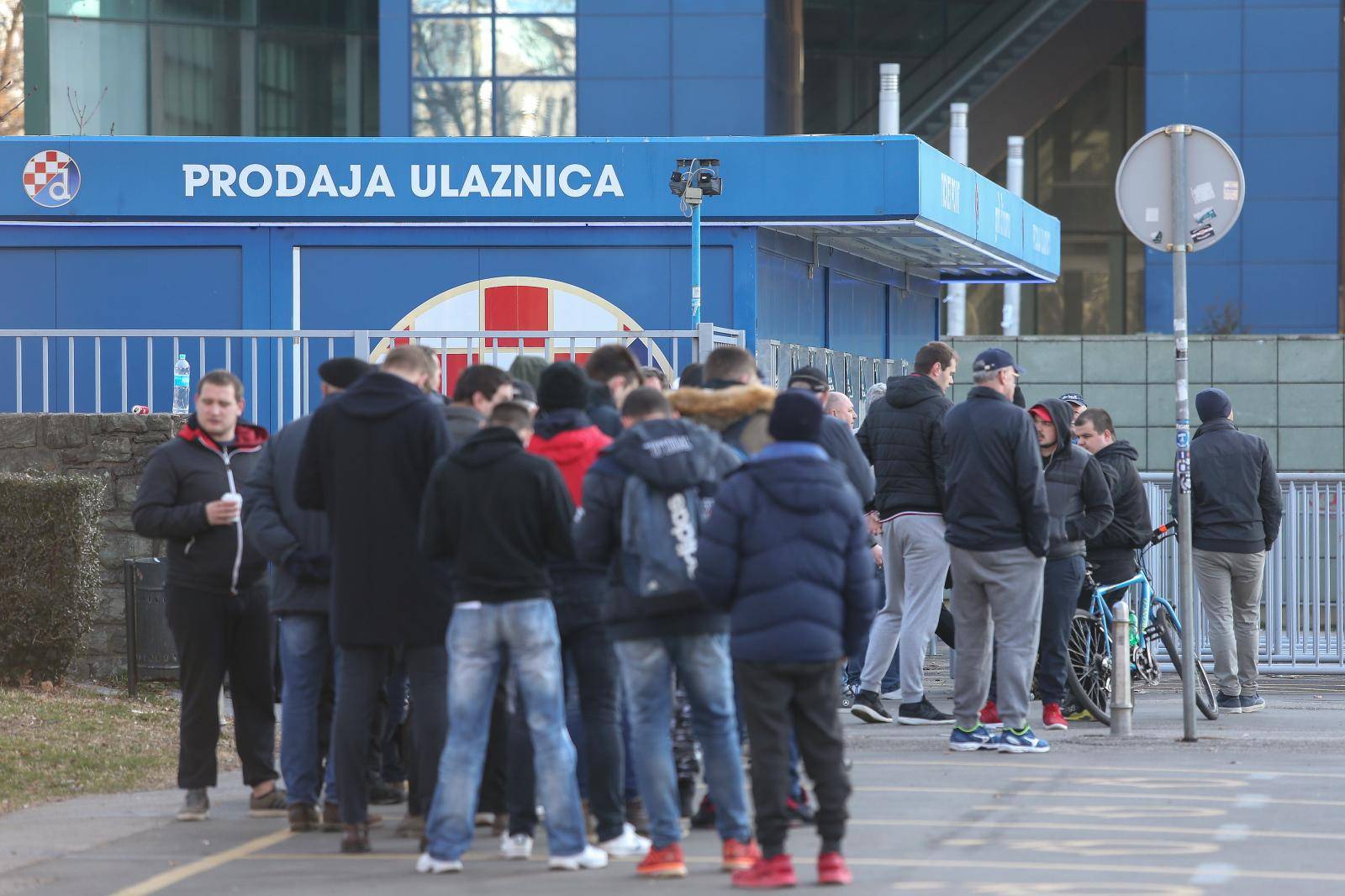 Zagreb: NavijaÄi od ranog jutra Äekaju u redu kako bi kupili kartu za osminu finala Europske lige