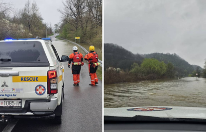 Auto s troje ljudi završio u vodi kod Dvora, HGSS ih spasio: 'Ne ulazite u poplavljena područja'