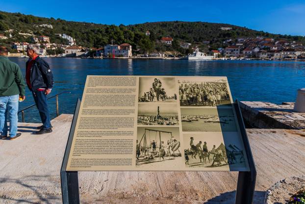 Drvenik Veli: Predsjednik Zoran Milanović položio je vjenac na spomen obilježju “Majka Domovina”