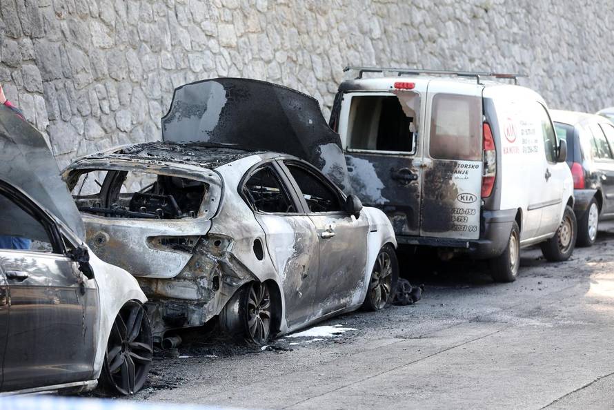 U Rijeci sinoć gorjelo šest automobila, očevid je u tijeku