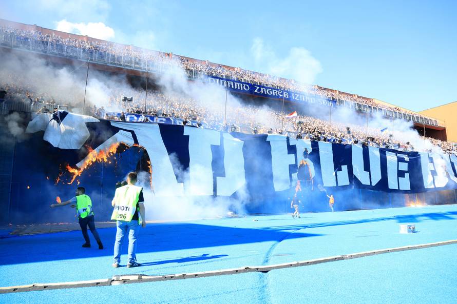 Torcida zapalila veliki transparent Bad Blue Boysima