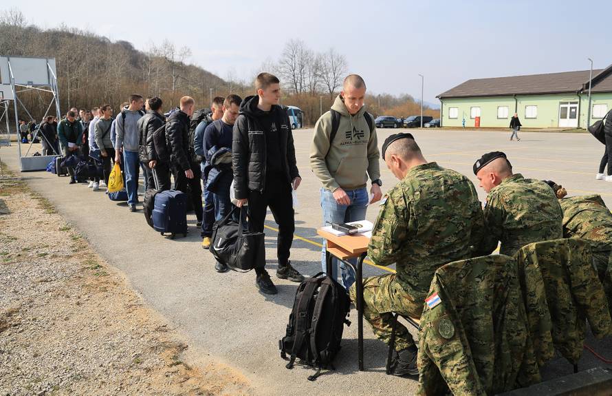 Ministar Anušić i general Kundid na prvom danu TVO-a na Slunju