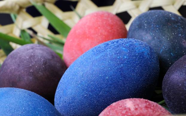 Svjetlucave pisanice kuhane u crnom i bijelom vinu i obojane prirodnim bojama