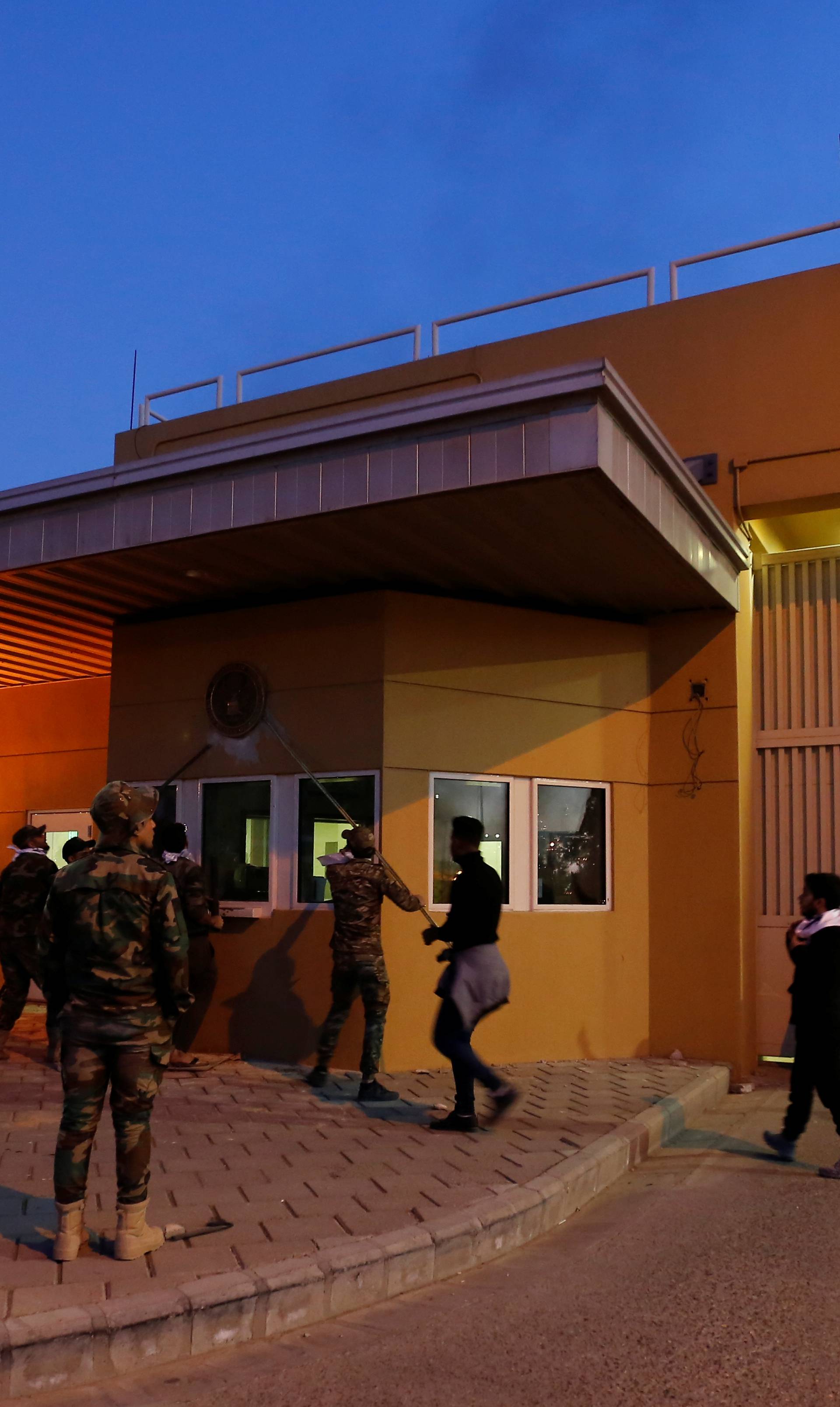'Amerika, veliki sotona!': Palili veleposlanstvo SAD-a u Iraku