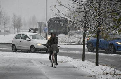 Galerija iz Slavonskog Broda: Gusti snijeg stvara probleme