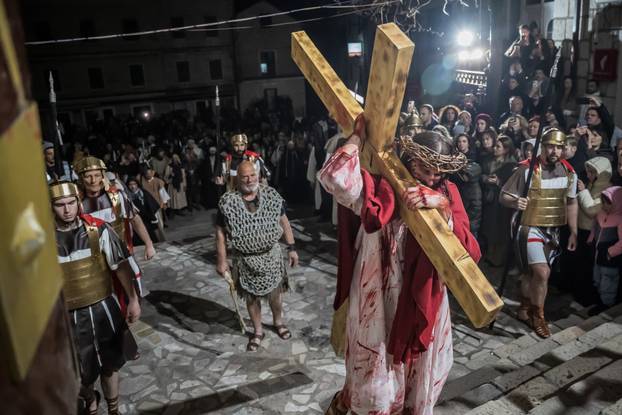 U Imotskom na Cvjetnicu uprizorena „Imotska Muka“, scenski prikaz Muke Gospodina našega Isusa Krista 