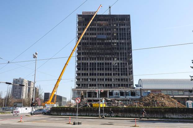 Vjesnikov neboder radnici pripremaju za rušenje