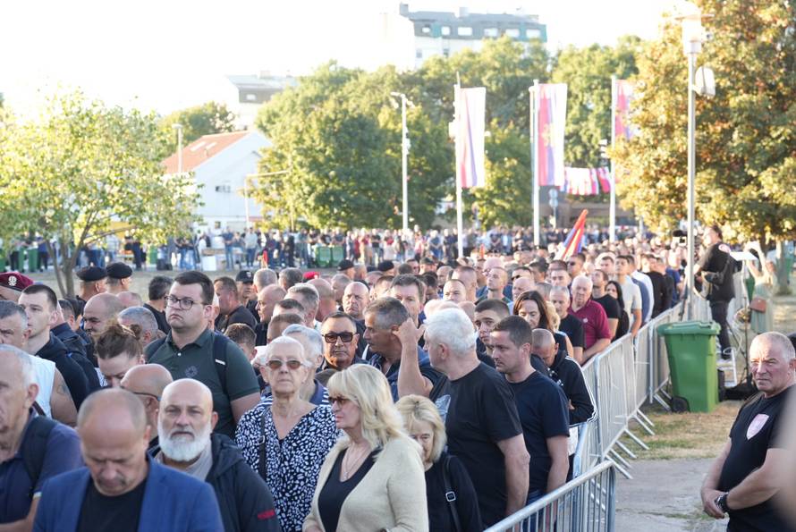 Beograd: Brojni građani došli odati počast ratnom zločincu Ratku Mladiću