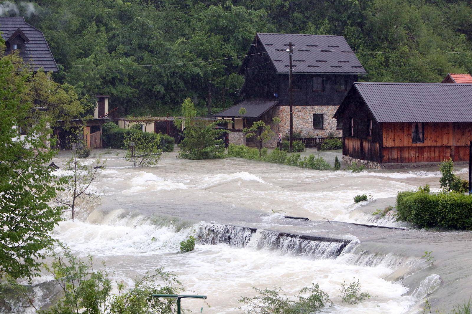 Nabujala rijeka Korana odsjekla selo Korana