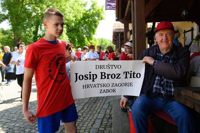 FOTO Veselo u Kumrovcu: Tisuće na obilježavanju rođendana Tita, stigao i Stjepan Mesić