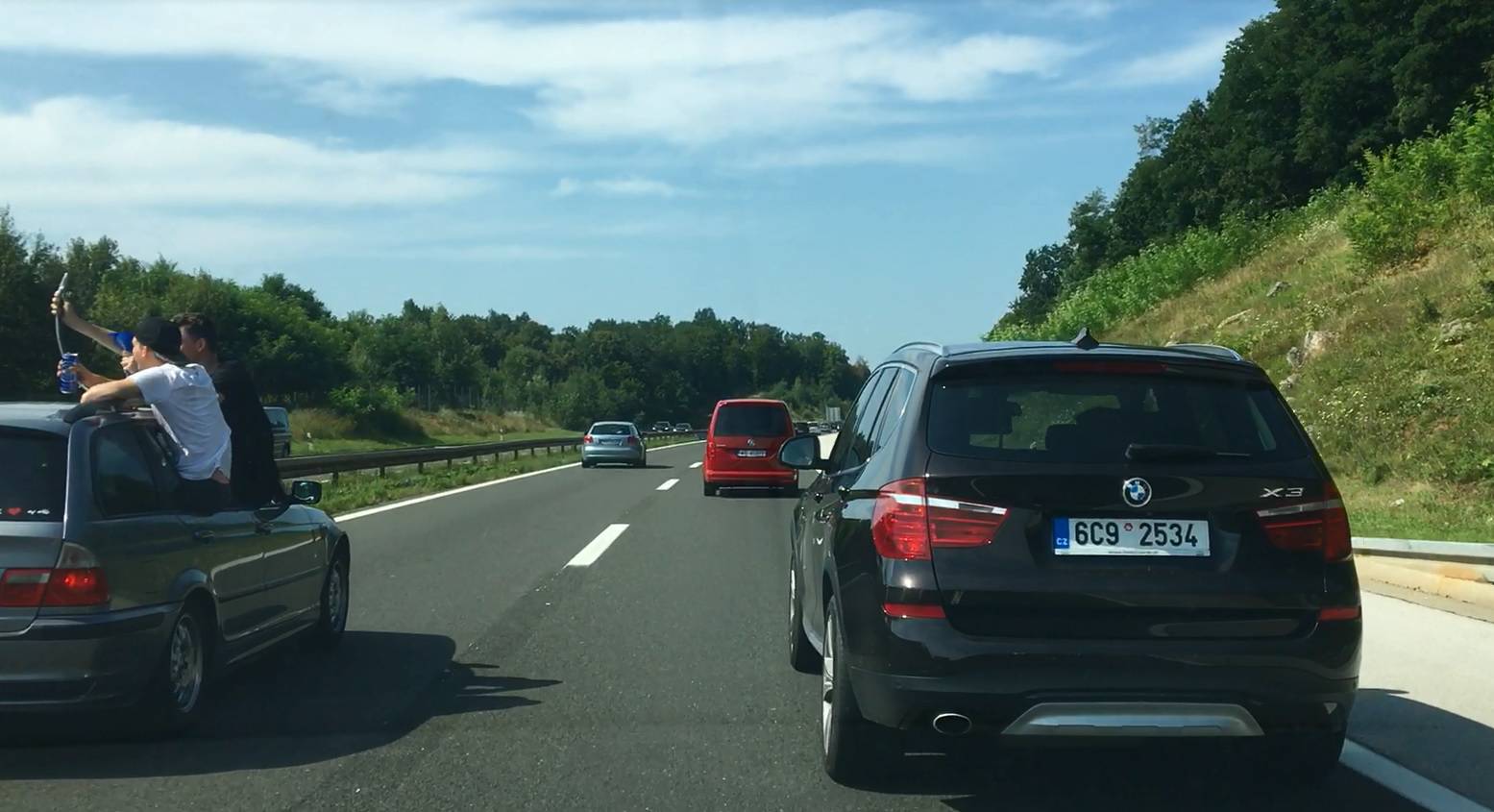 A gdje je mozak? Na autocesti sjeli na prozor i 'potezali' pivo