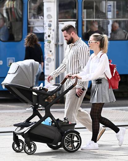 Slatki prizori iz Zagreba: Matija Cvek u šetnji s novopečenom suprugom i njihovom kćeri...