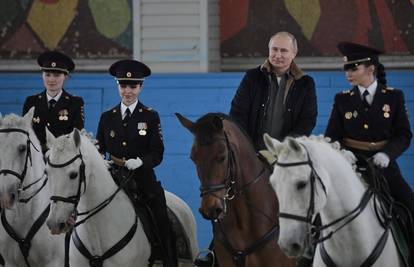 Vladimir Putin jaše konja s policajkama uoči Dana žena