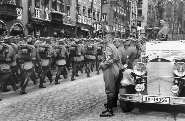 Reichsparteitag 1936 / Aufmarsch der SA vor Hitler / Foto