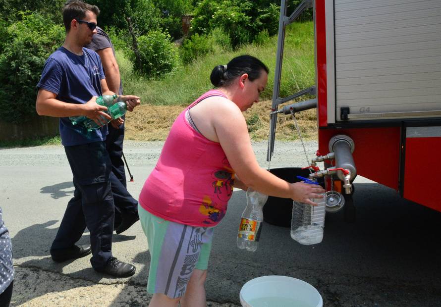 Vodu moraju kupovati: Plaćaju račune, a iz slavine curi mulj
