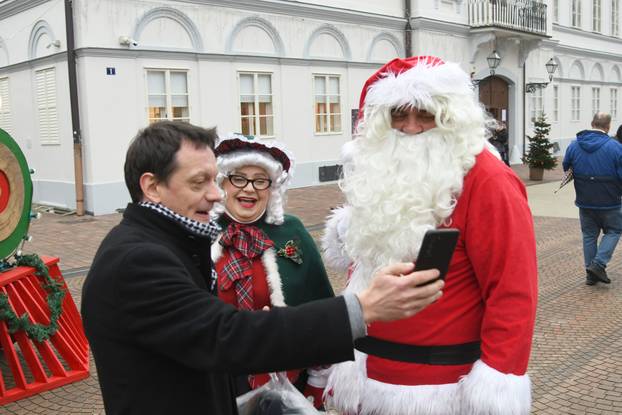 Bjelovar: Baka i Djed Mraz na bjelovarskom adventu uveseljavaju sve naraštaje