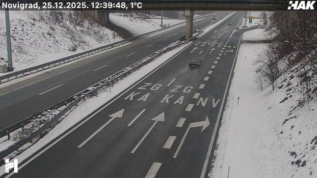 FOTO Pogledajte kakvo je stanje na cestama u Hrvatskoj: Snijeg u Lici, sunce 'provirilo' na jugu
