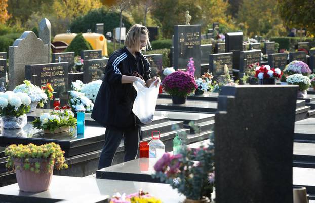 Zagreb: Građani obilaze posljednja počivališta svojih najmilijih uoči Svih svetih