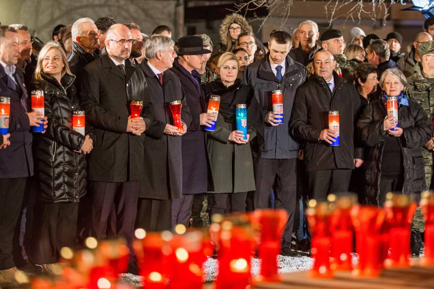 Na molitvu u dvorište bolnice u Vukovaru došla i predsjednica